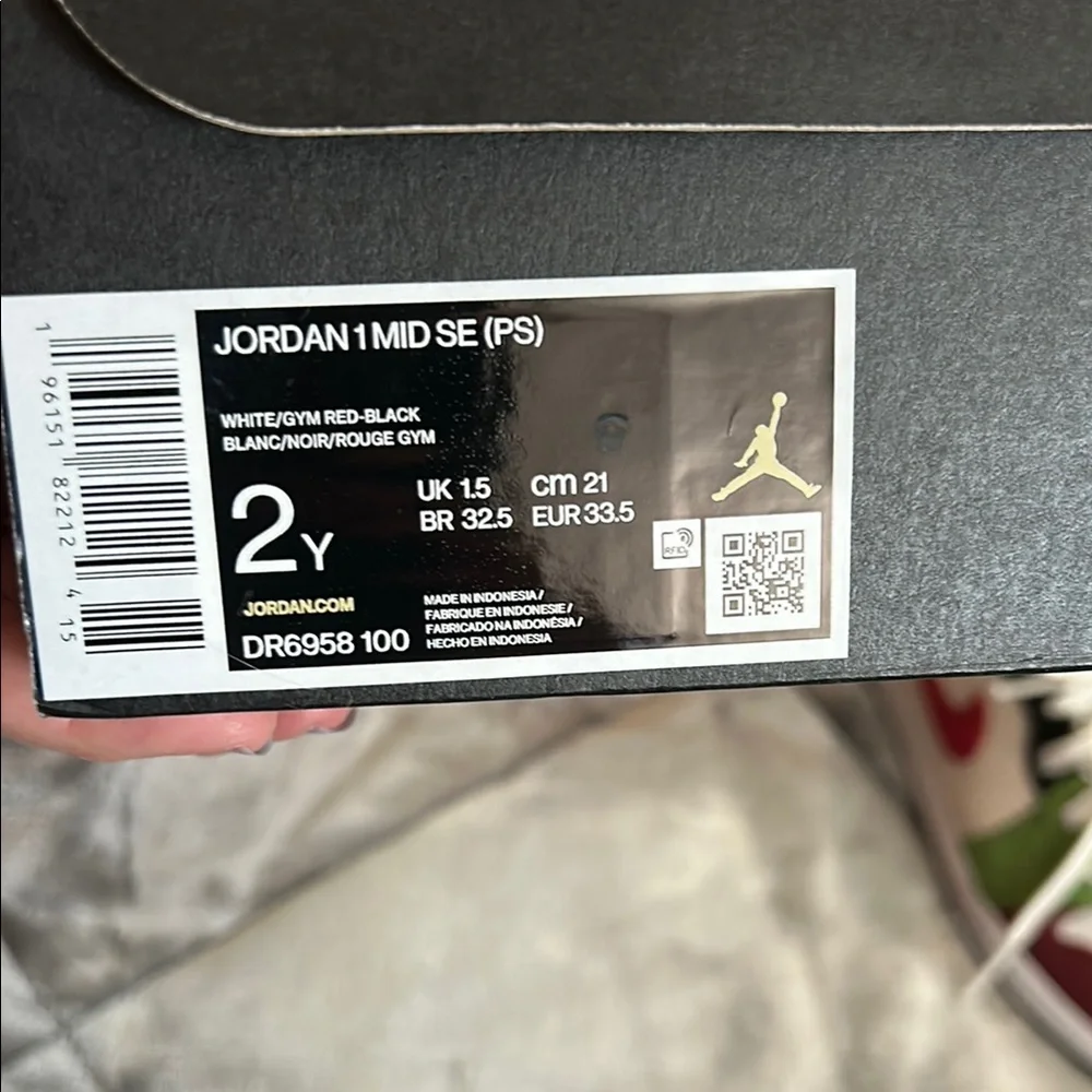 Nike Air Jordan 1 Mid "Messy Room" Runners - Picture 6 of 6